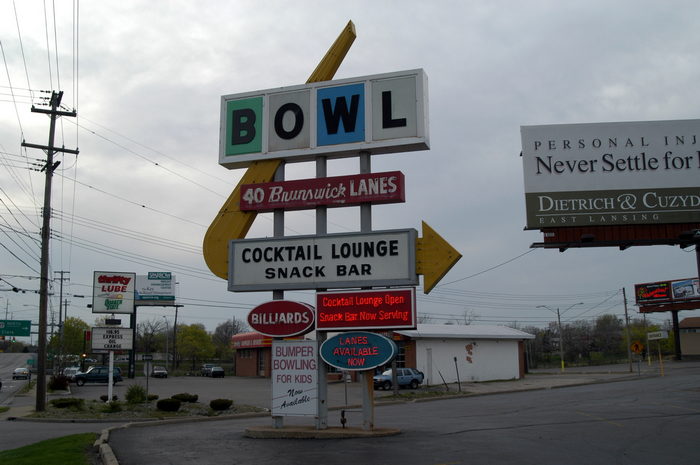 Spare Time Entertainment Center (Holiday Lanes) - 2002 Photo (newer photo)